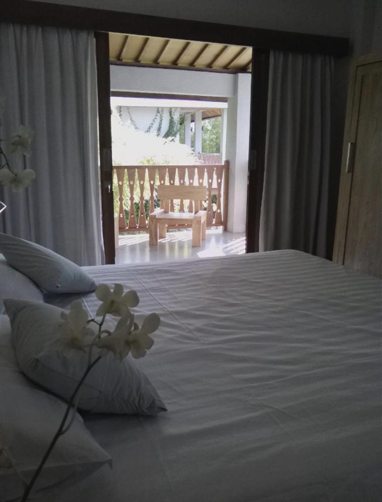 Dormitorio de la villa con vista a la terraza