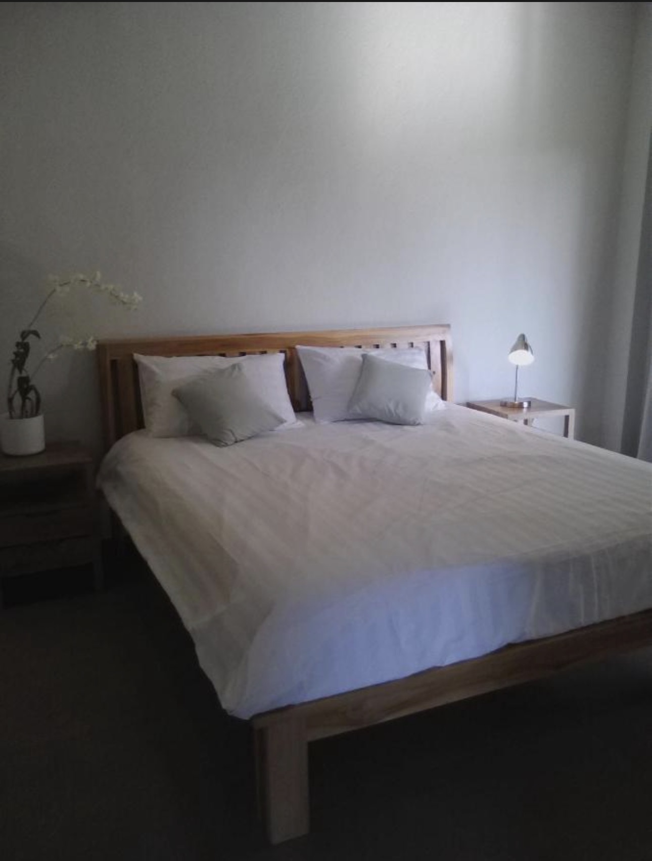 Habitación doble con orquídeas junto a la cama